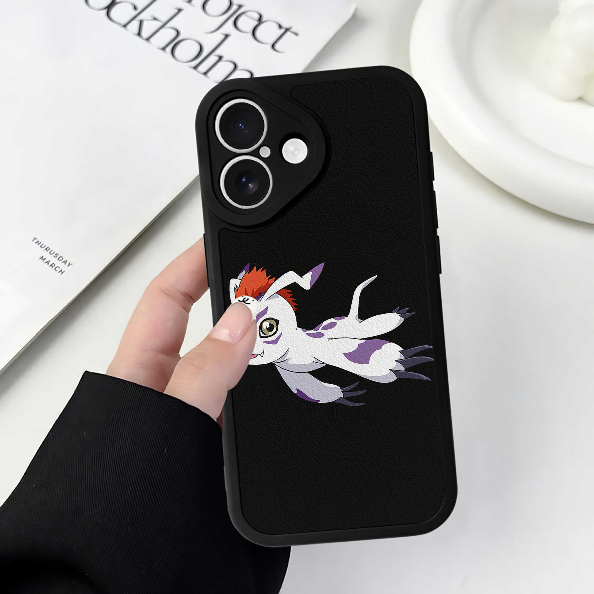 （画像用） Digimon デジタルモンスター/デジモン 【iPhone 16シリーズ対応】シリコンスマホケース（レザー調） 材質：シリコン